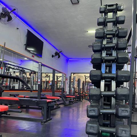 Foto da estrutura da Hommer Fitness 72
